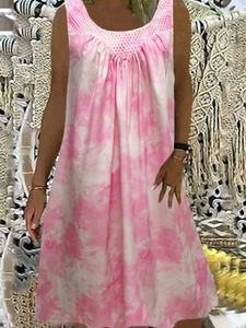 Detailaufnahme des rosa Batik-Kleids mit aufwendigem V-Ausschnitt aus Lochspitze