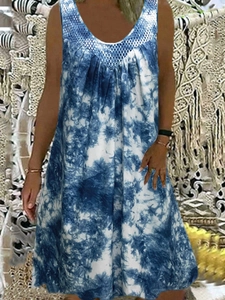 Detail des V-Netz-Häkel-Patchworks und des blauen Marmordrucks auf dem Sommerkleid