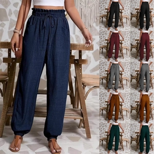 Vue détaillée du pantalon décontracté à taille haute avec cordon de serrage