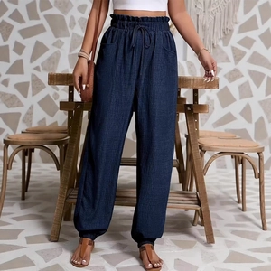 Détail du pantalon de jogging bleu marine à taille haute avec cordon de serrage et poches latérales