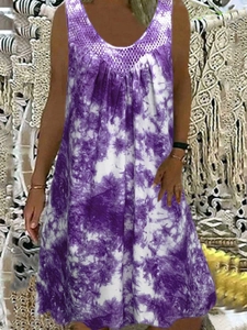 Detail eines lila Batik-Kleides mit Netz-Ausschnitt und lockerer A-Linien-Passform