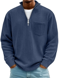 Dettaglio del pullover blu navy con mezza zip, trama a coste e taschino frontale