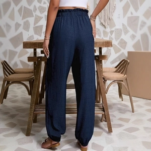 Détail du pantalon sarouel bleu marine à taille haute avec ceinture élastique froncée