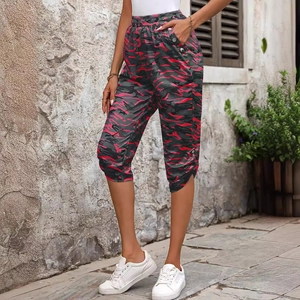 Damen Sommer Caprihose mit rotem Camouflage-Muster und elastischem Bund im Freien