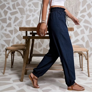 Détail du pantalon de jogging bleu marine à taille haute élastique et cordon de serrage