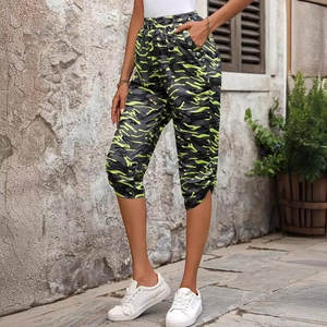 Damen Caprihose mit Camouflage-Muster, Kordelzug und neongrünem Tarn-Design