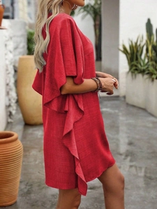 Vue détaillée d'une robe rouge en coton-lin avec manches à volants et tissu texturé