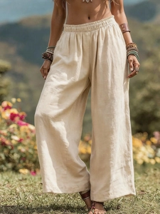 Detail einer weiten beigen Leinenhose für Damen mit elastischem Bund und Seitentaschen