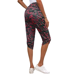 Damen Caprihose mit rosa Camouflage-Muster, hohem Elastikbund und gerafften Beinen