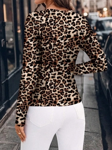 T-shirt femme manches longues imprimé léopard coupe ajustée avec pantalon blanc