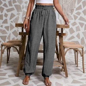 Détail du pantalon décontracté gris pour femme avec taille haute élastique et cordon de serrage