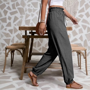 Détail du pantalon taille haute avec cordon de serrage et poignets élastiques gris foncé