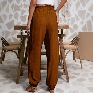 Vue détaillée du dos d'un pantalon large à taille haute élastique texturé marron