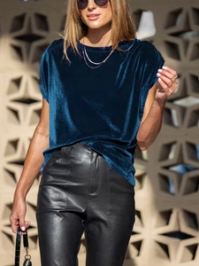T-shirt chic en velours bleu foncé à manches courtes avec un pantalon en cuir noir
