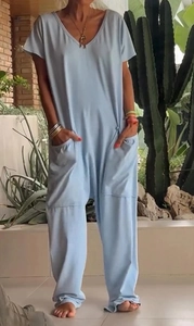 Détail d'une combinaison bleu clair avec col en V et grandes poches latérales pratiques