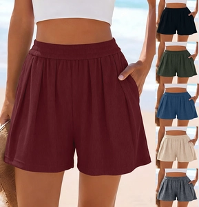 Détail de la texture côtelée verticale et de la poche latérale du short bordeaux taille haute