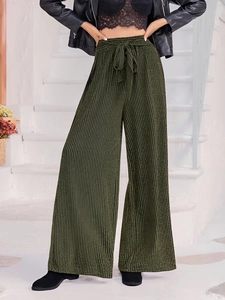 Pantalon large élégant vert olive à taille haute avec ceinture et texture côtelée