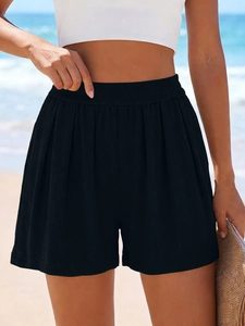 Détail du short noir taille haute en maille côtelée avec taille élastique et texture