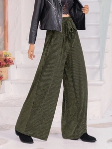 Pantalon large plissé vert foncé à taille haute avec une ceinture à nœud élégante