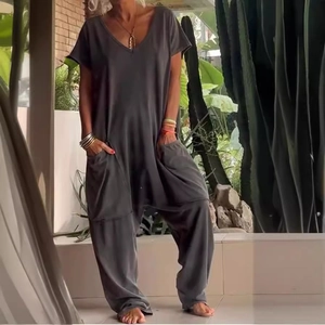 Combinaison femme gris foncé avec entrejambe bas et grandes poches pour un look décontracté