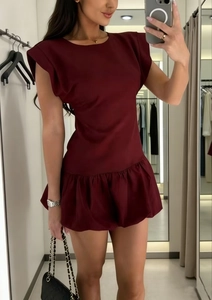 Vestido corto rojo oscuro de manga corta con cuello redondo y volante en el bajo