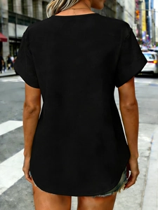 Achteraanzicht van casual zwart dames t-shirt met ronde hals en gebogen zoom in de stad