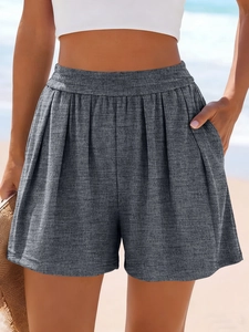 Détail du short de sport taille haute à jambes larges avec texture côtelée et poches