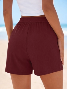Détail arrière du short côtelé rouge foncé avec taille haute élastique pour l'été décontracté