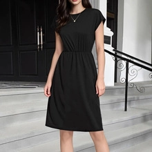 Detail of a casual short-sleeved black dress featuring an elastic waist and simple round neck