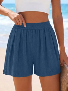 Détail d'un short côtelé bleu marine à taille haute avec ceinture élastique à la plage