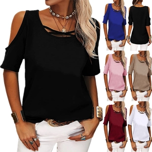 Détail de t-shirts à épaules dénudées multicolores avec bretelles croisées au col