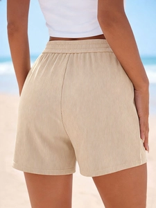 Gros plan sur un short décontracté plissé beige à taille haute pour l'été
