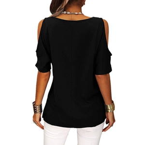 Vue détaillée du dos d'un t-shirt noir à épaules dénudées avec texture de tissu mat