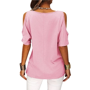 Vue arrière du t-shirt rose à épaules dénudées avec détails en tissu texturé doux