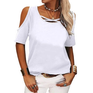 Détail du t-shirt blanc à épaules dénudées avec lacets croisés sur l'encolure ronde