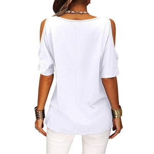 Détail d'un t-shirt blanc ample à épaules dénudées montrant la couture du dos