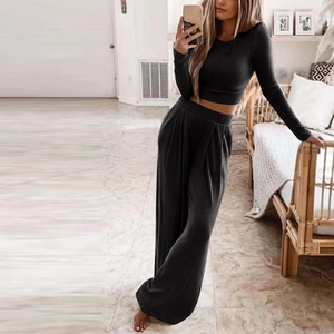 Dettaglio del set due pezzi in maglia a coste nere con top corto e pantaloni a gamba larga