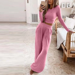 Dettaglio del set lounge in maglia a coste rosa con pantaloni a gamba larga a vita alta