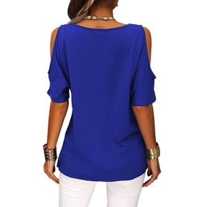 Détail du t-shirt bleu saphir à épaules dénudées montrant la couture dorsale et le tissu