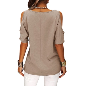 Vue détaillée du dos d'un t-shirt marron clair à épaules dénudées avec couture centrale