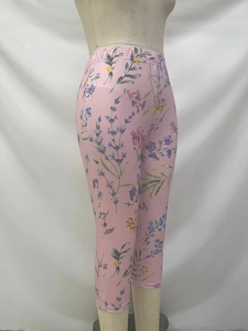 Détail du legging rose à imprimé floral avec motifs de lavande et de fleurs sauvages