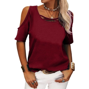 Détail du t-shirt bordeaux à épaules dénudées avec encolure croisée en maille douce