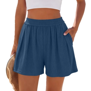 Short de sport plissé bleu foncé pour femme avec taille haute, poches et texture côtelée