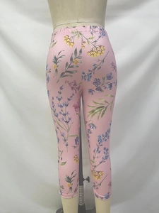 Détail du legging rose à fleurs avec taille élastique et coupe moulante ajustée