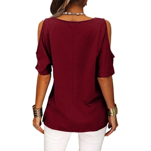 Vue arrière d'un t-shirt à manches courtes et épaules dénudées rouge foncé ample