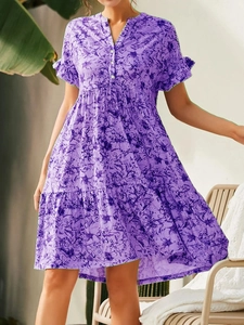 Robe fleurie violette avec col en V, boutons, manches à volants et jupe à étages