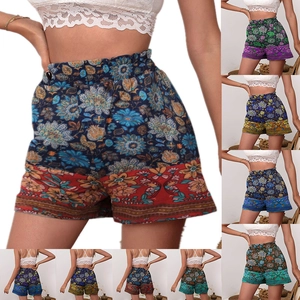 Dettaglio dei pantaloncini bohémien a vita alta con varie stampe floreali in stile etnico