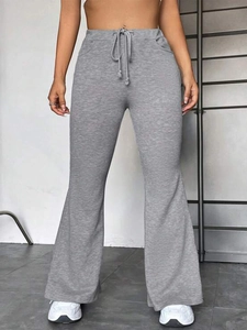 Détails de la taille à cordon et du tissu en maille gris sur ce pantalon évasé