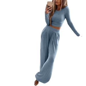 Set loungewear in maglia blu denim con top corto a girocollo e pantaloni a gamba larga a vita alta