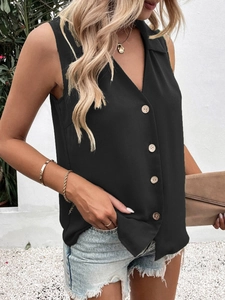 Détail d'un chemisier noir sans manches à col en V avec des boutons style bois naturel